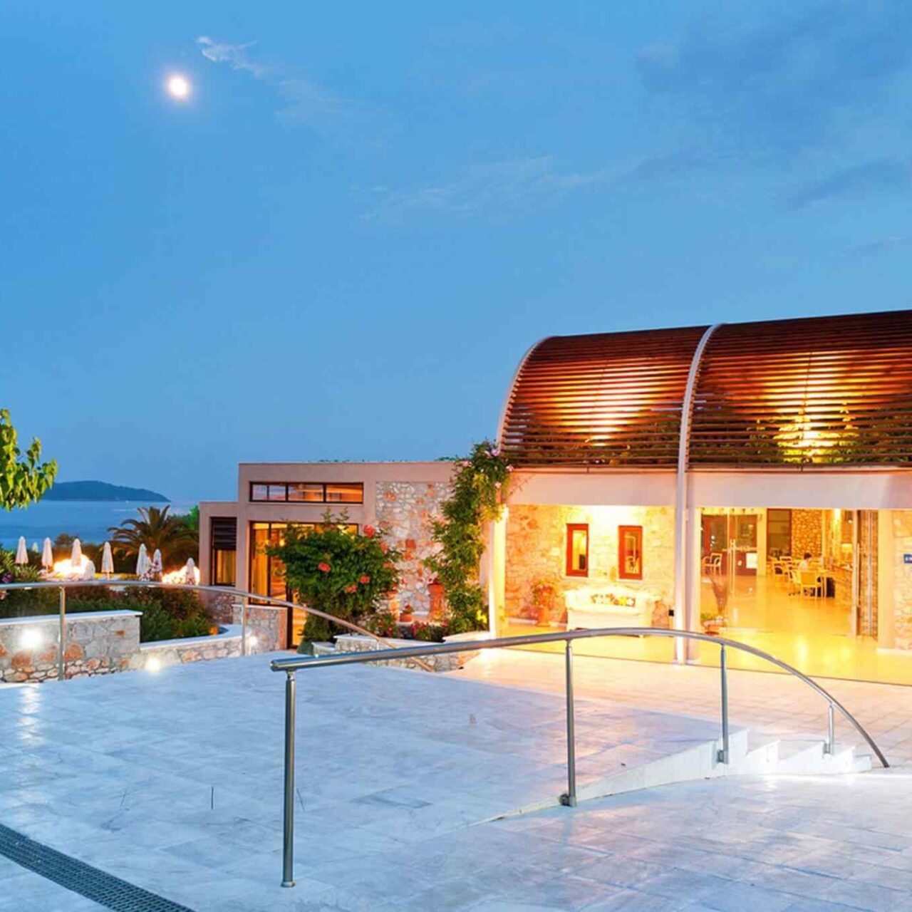 https://movingmachine.com.au/wp-content/uploads/2017/08/resort-2-1280x1280.jpg